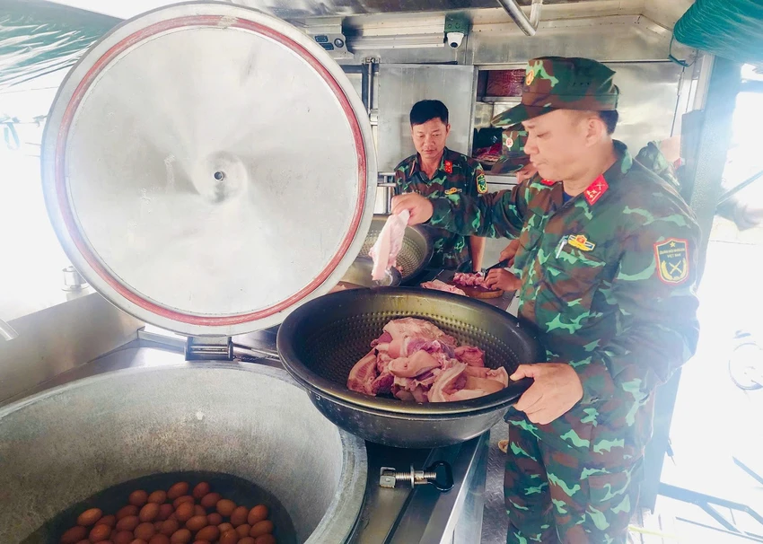 nhung-hop-com-nong-tu-xe-bep-tu-hanh-cua-quan-doi--1.jpg