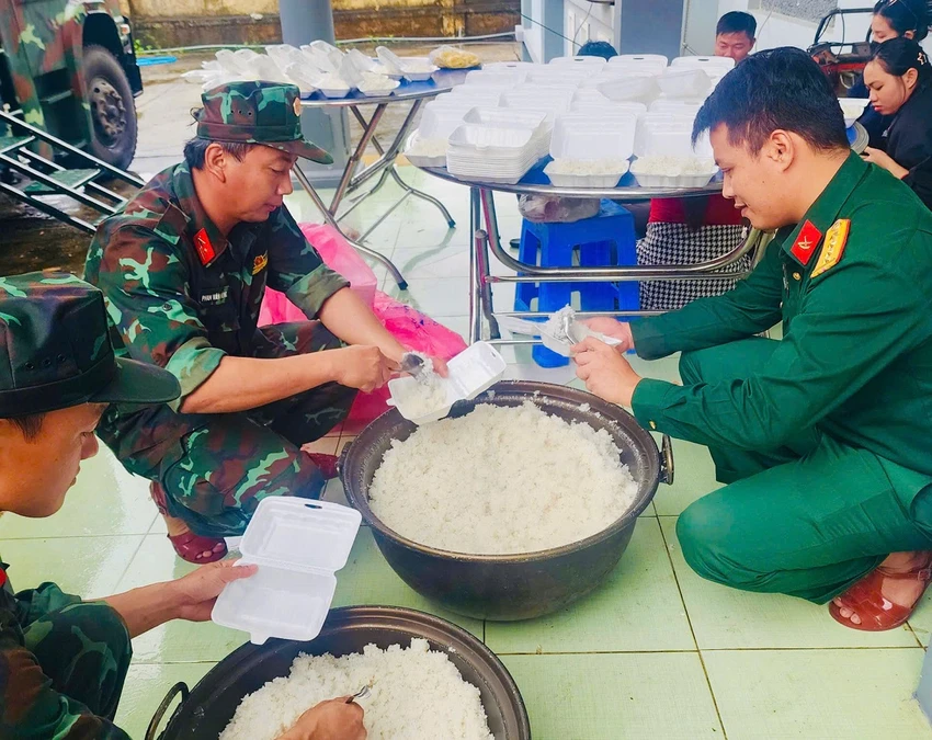 nhung-hop-com-nong-tu-xe-bep-tu-hanh-cua-quan-doi--21.jpg