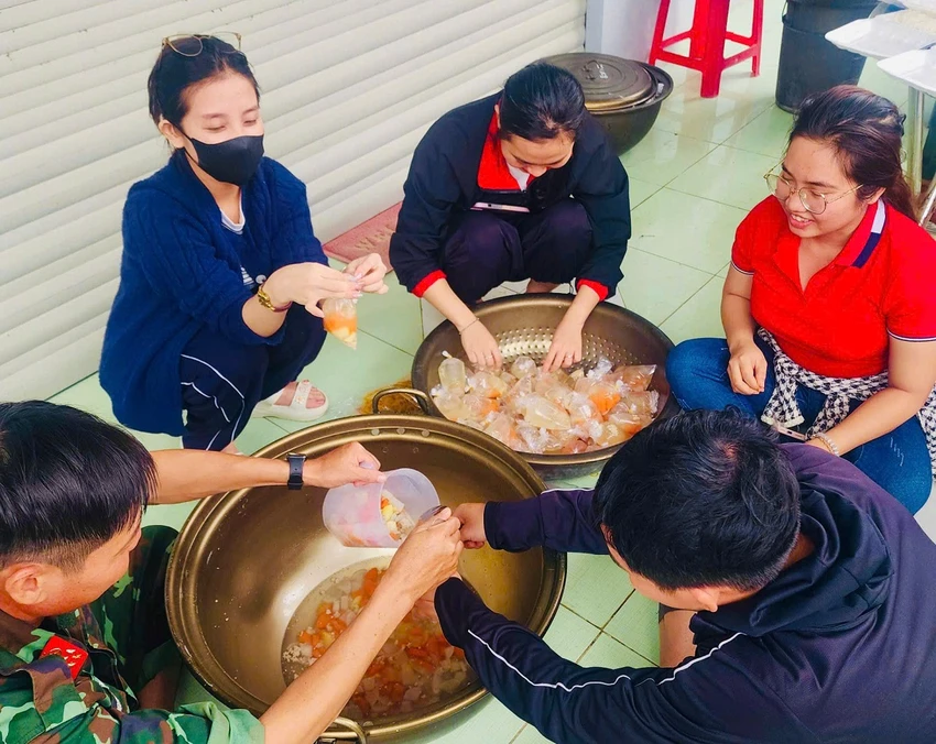 nhung-hop-com-nong-tu-xe-bep-tu-hanh-cua-quan-doi--54.jpg