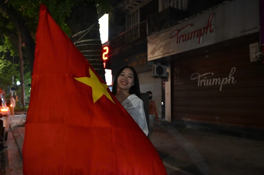 nguoi-nguoi-do-ra-duong-pho-phuong-ron-tieng-ca-mung-viet-nam-vo-dich-1.jpg