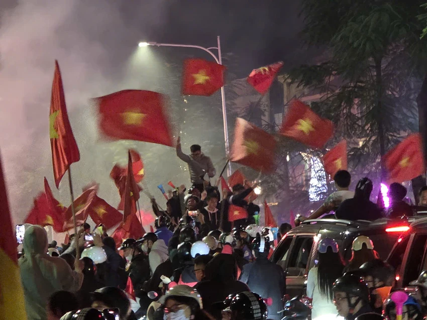 nguoi-nguoi-do-ra-duong-pho-phuong-ron-tieng-ca-mung-viet-nam-vo-dich-6.jpg