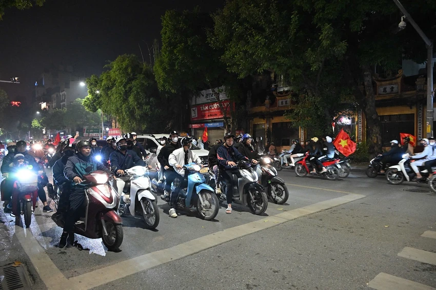 nguoi-nguoi-do-ra-duong-pho-phuong-ron-tieng-ca-mung-viet-nam-vo-dich.jpg