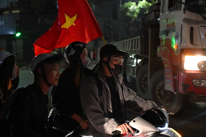 nguoi-nguoi-do-ra-duong-pho-phuong-ron-tieng-ca-mung-viet-nam-vo-dich=2.jpg