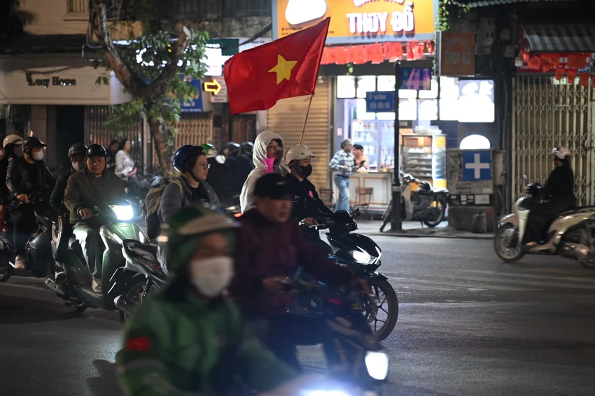nguoi-nguoi-do-ra-duong-pho-phuong-ron-tieng-ca-mung-viet-nam-vo-dich89.jpg