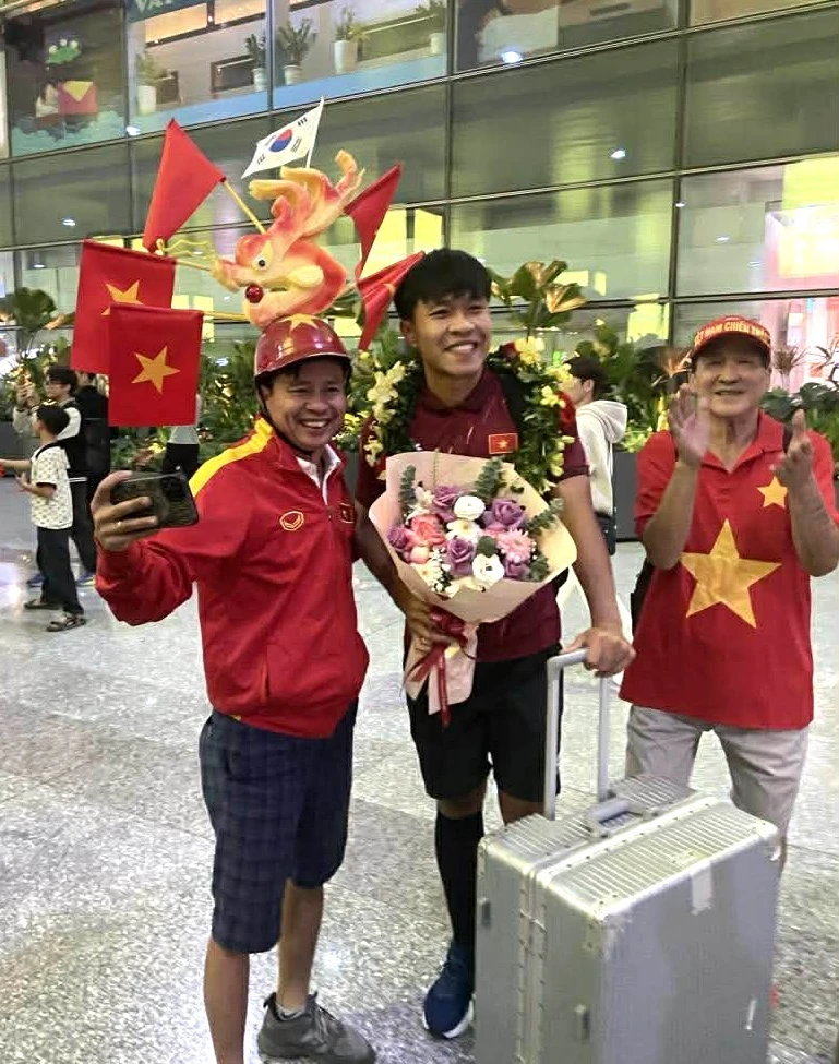 doi-tuyen-bong-da-nam-u22-ve-nuoc-trong-vong-tay-moi-nguoi-22.jpg
