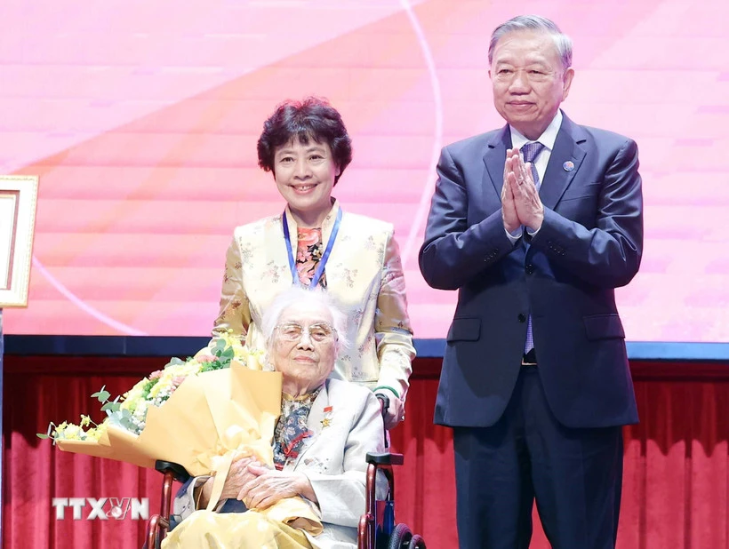 pho-chu-tich-nuoc-nguyen-thi-binh-98-tuoi-du-dai-hoi-thi-dua-yeu-nuoc-toan-quoc-lan-thu-x-1.jpg