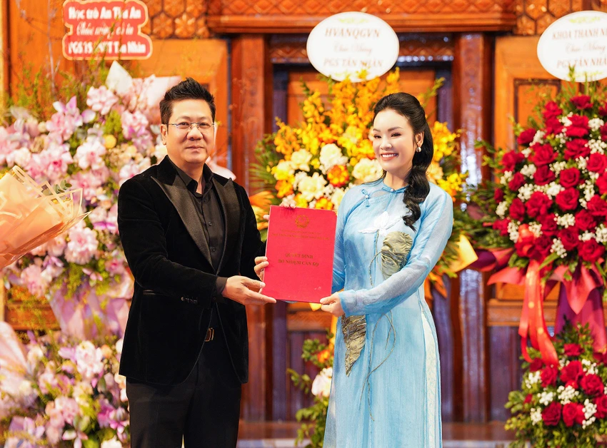 ca-si-tan-nhan-nhan-quyet-dinh-bo-nhiem-pho-giao-su.jpg