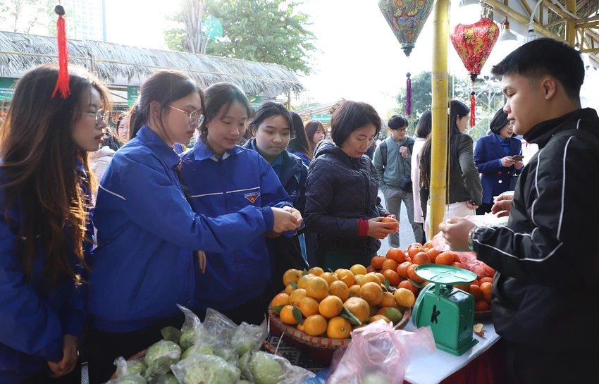 thanh-nien-ca-nuoc-dua-san-pham-tieu-bieu-ve-ha-noi-trung-bay.jpg
