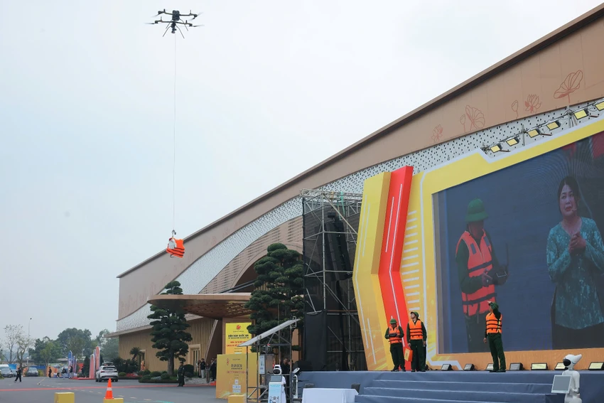 xem-robot-uav-va-ai-cuu-ho-kham-benh-6.jpg