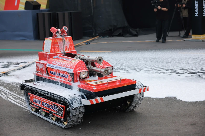xem-robot-uav-va-ai-cuu-ho-kham-benh-900.jpg