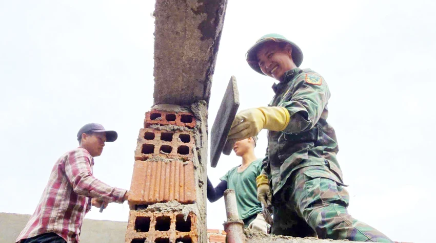 dai-tuong-phan-van-giang-dong-vien-can-bo-chien-si-tham-gia-chien-dich-quang-trung-1.png