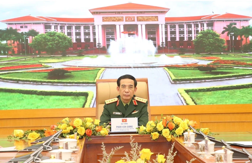 dai-tuong-phan-van-giang-dong-vien-can-bo-chien-si-tham-gia-chien-dich-quang-trung.jpg
