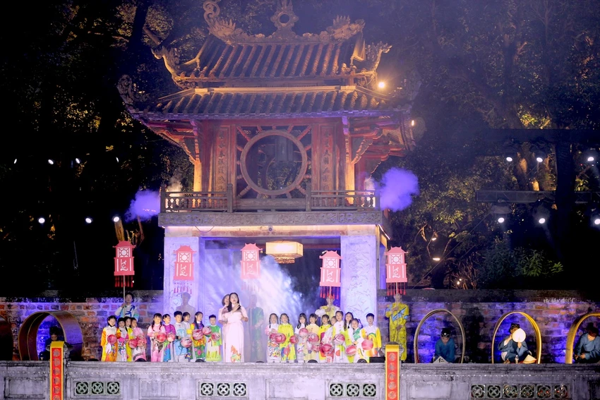van-mieu-quoc-tu-giam-tai-hien-hanh-trinh-cua-dao-hoc-trong-dem-01.JPG