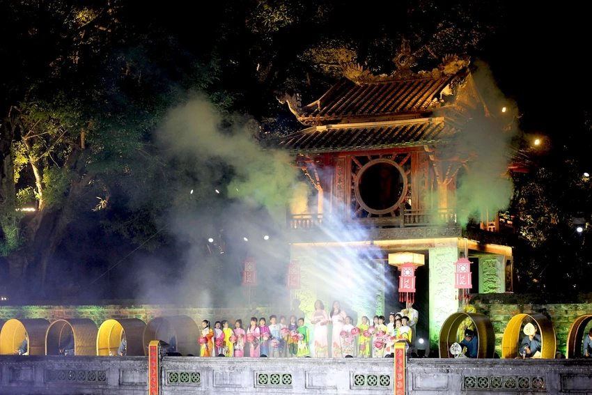 van-mieu-quoc-tu-giam-tai-hien-hanh-trinh-cua-dao-hoc-trong-dem03.JPG