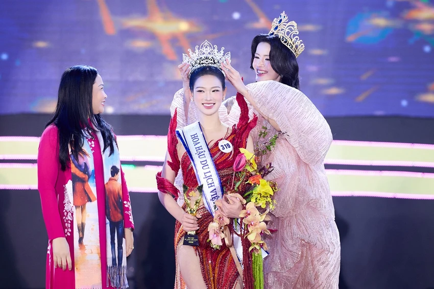 nguoi-dep-den-tu-ha-noi-dang-quang-hoa-hau-du-lich-viet-nam-2026.jpg
