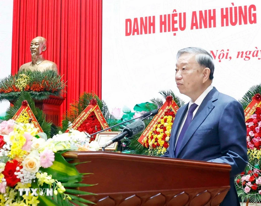 tong-bi-thu-trao-danh-hieu-anh-hung-llvt-nhan-dan-cho-tong-cuc-hau-can-ky-thuat-09.jpg