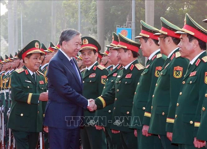 tong-bi-thu-trao-danh-hieu-anh-hung-llvt-nhan-dan-cho-tong-cuc-hau-can-ky-thuat-1.jpg