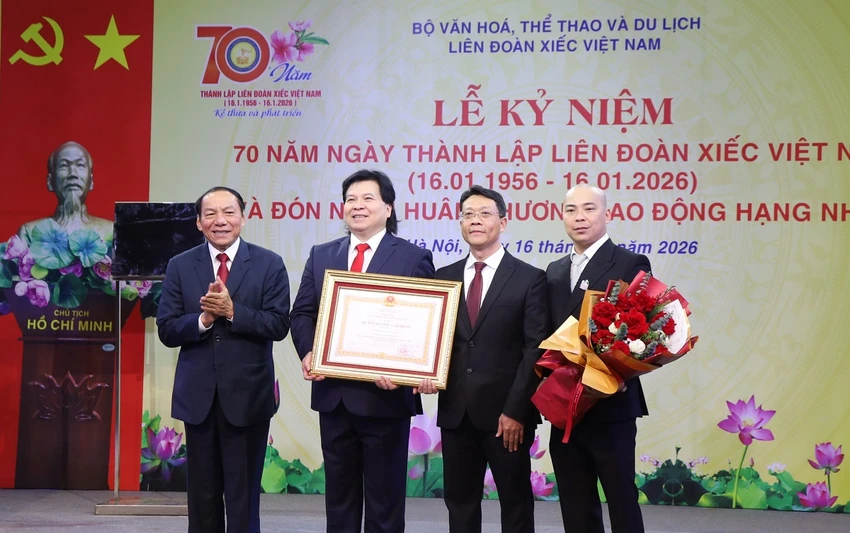 bo-truong-nguyen-van-hung-xiec-can-chu-dong-dong-gop-vao-cong-nghiep-van-hoa-1.JPG