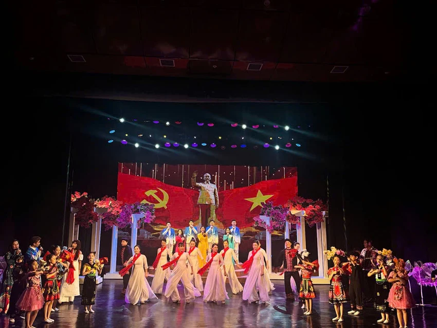 chuoi-chuong-trinh-nghe-thuat-chuyen-nghiep-chao-mung-dai-hoi-xiv-cua-dang-37.jpg