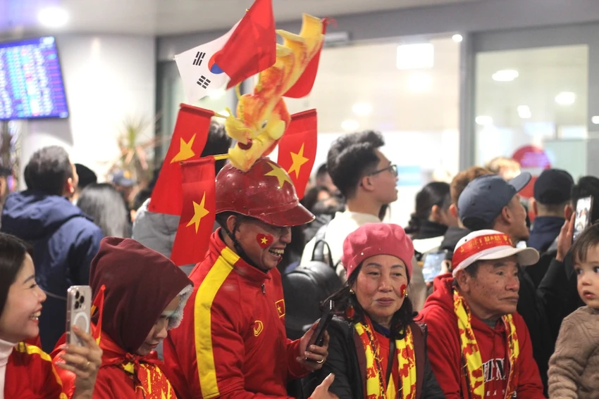 doi-tuyen-u23-viet-nam-ve-nuoc-di-trong-vong-tay-nguoi-ham-mo-3.JPG