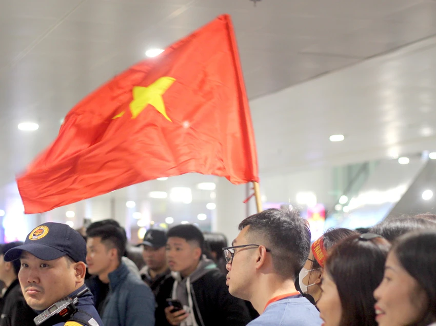 doi-tuyen-u23-viet-nam-ve-nuoc-di-trong-vong-tay-nguoi-ham-mo.JPG