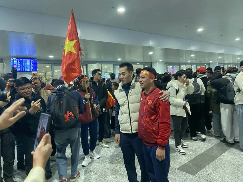 nguoi-ham-mo-vuot-lanh-trong-dem-ra-san-bay-chao-don-doi-u23-tro-ve--9.jpg