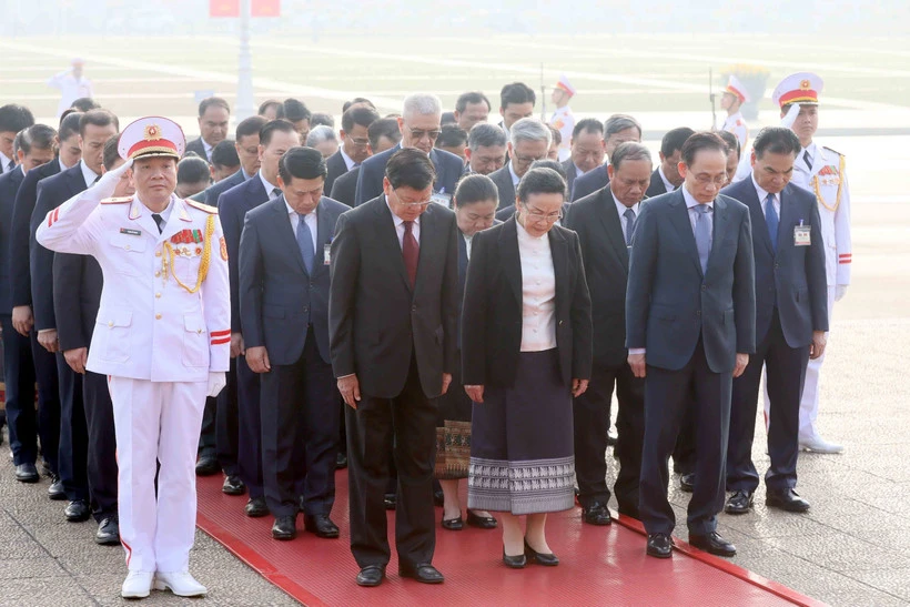 tong-bi-thu-chu-tich-nuoc-lao-va-phu-nhan-da-den-dat-vong-hoa-vao-lang-vieng-chu-tich-ho-chi-minh-8553414.jpg