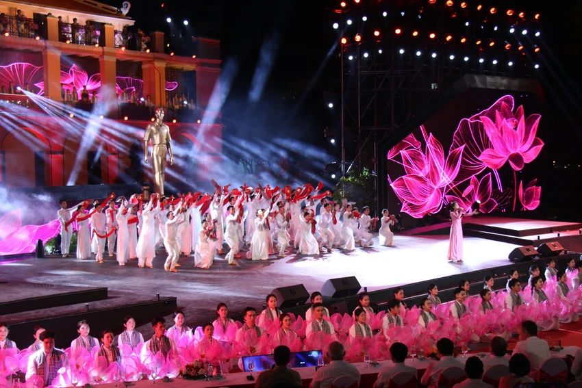 lanh-dao-dang-nha-nuoc-du-cau-truyen-hinh-dac-biet-ky-niem-85-nam-ngay-bac-ho-ve-nuoc-217.jpg