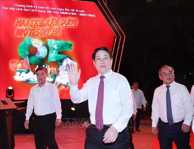 lanh-dao-dang-nha-nuoc-du-cau-truyen-hinh-dac-biet-ky-niem-85-nam-ngay-bac-ho-ve-nuoc-3.jpg