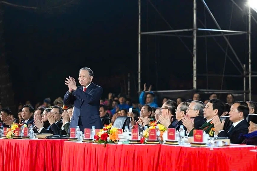 lanh-dao-dang-nha-nuoc-du-cau-truyen-hinh-dac-biet-ky-niem-85-nam-ngay-bac-ho-ve-nuoc-4.jpg
