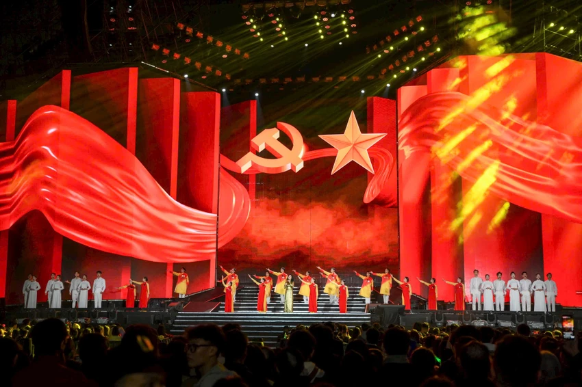 khan-gia-bat-ngo-khi-xem-san-khau-nhu-bay-tren-khong-trung-1.jpg