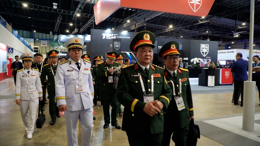 doan-dai-bieu-bo-quoc-phong-viet-nam-du-trien-lam-hang-khong-singapore.jpg