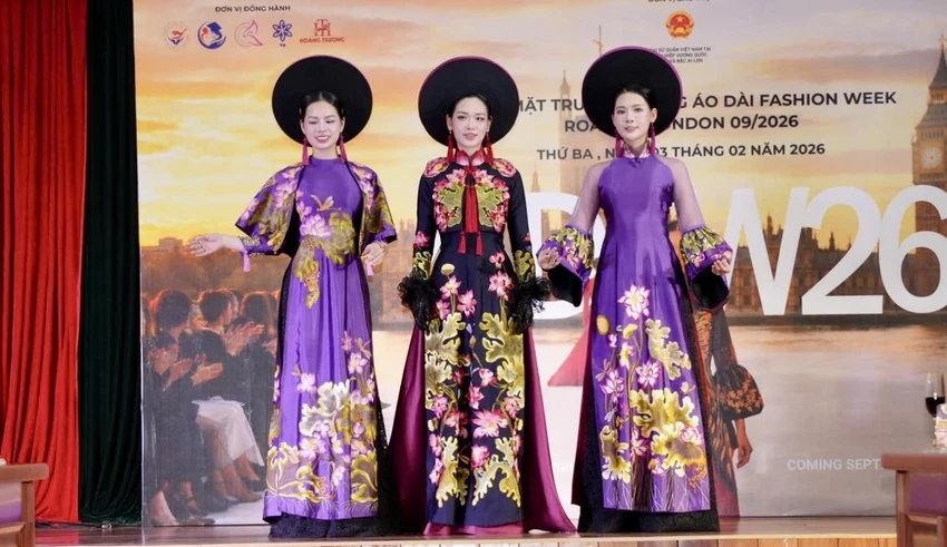 ton-vinh-ao-dai-viet-nam-tai-san-khau-thoi-trang-quoc-te-.JPG
