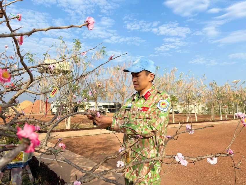 tet-viet-giua-chao-lua-abyei-bo-doi-viet-nam-goi-bang-bang-la-chuoi-rung-3.jpg
