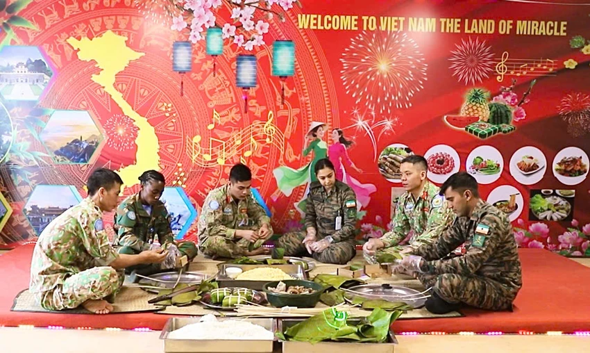 tet-viet-giua-chao-lua-abyei-bo-doi-viet-nam-goi-bang-bang-la-chuoi-rung.jpg