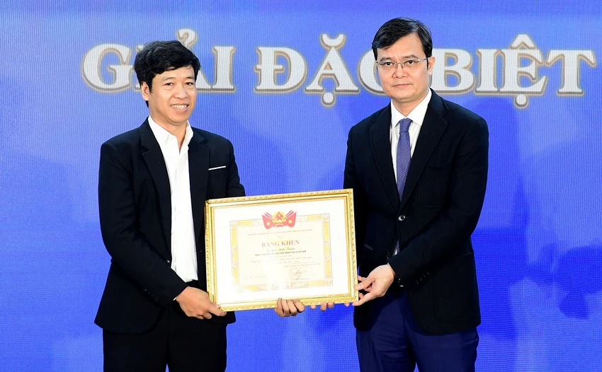 trao-giai-cuoc-thi-sang-tac-logo-dai-hoi-doan-xiii-phat-dong-thi-tranh-co-dong-1.jpg