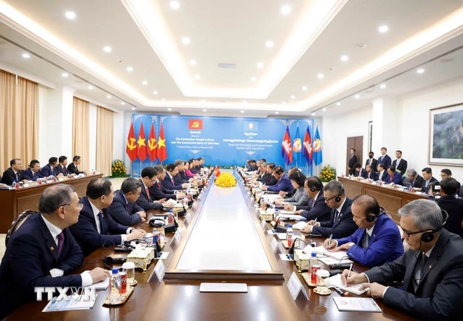 hoi-dam-giua-dang-cong-san-viet-nam-va-dang-nhan-dan-campuchia-0602-1.jpg