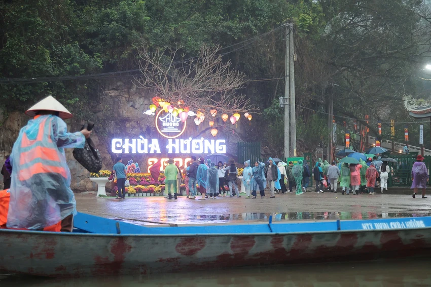 khai-hoi-chua-huong-2026-hang-nghin-nguoi-doi-mua-tray-hoi-xuan-6.jpg