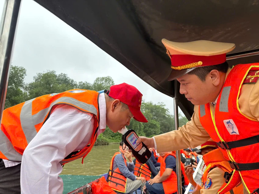 canh-sat-giao-thong-kiem-tra-nong-do-con-lai-do-o-chua-huong-1.jpg