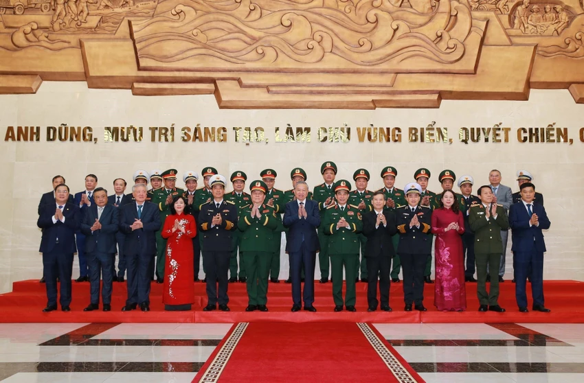 vna-potal-tong-bi-thu-to-lam-du-va-trao-danh-hieu-anh-hung-llvt-nhan-dan-cho-quan-chung-hai-quan-8612076.jpg