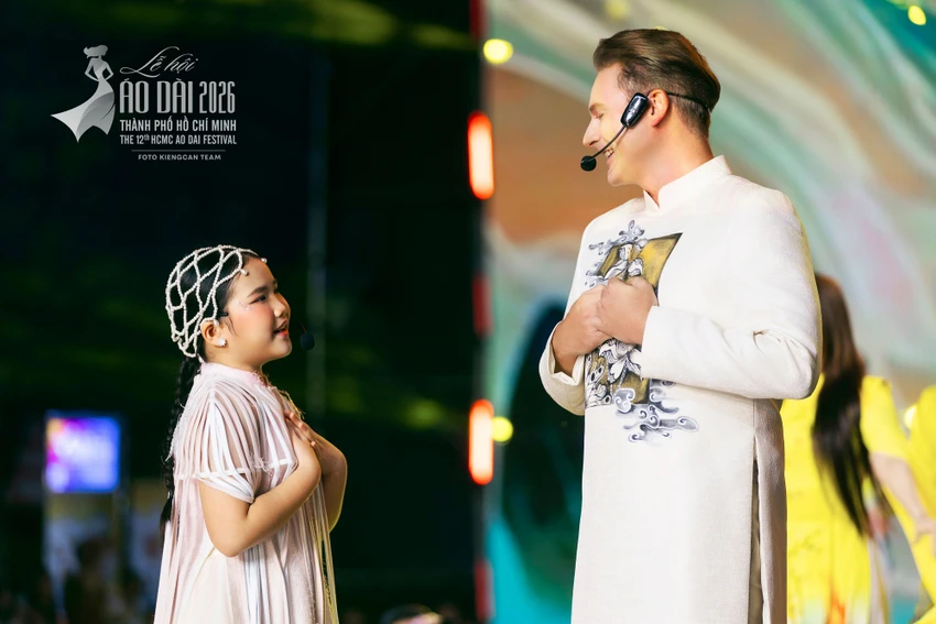 gabi-bao-uyen-co-be-song-ca-cung-kyo-york-tai-le-hoi-ao-dai-tp-hcm-la-ai.jpeg