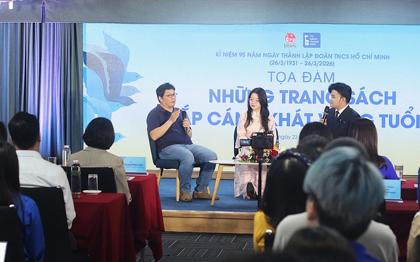 ra-mat-tu-sach-thanh-nien-truyen-tai-gia-tri-cua-long-yeu-nuoc.JPG