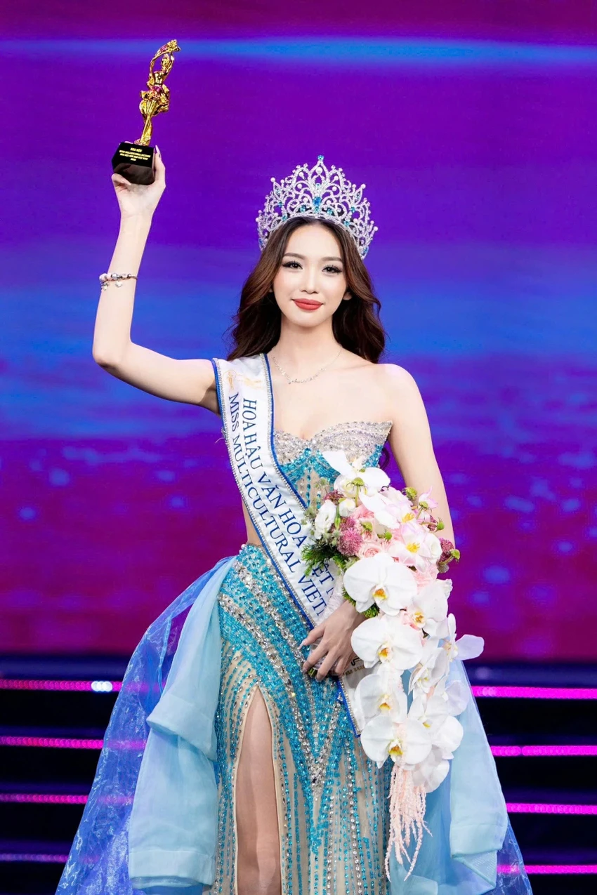 nu-sinh-18-tuoi-nguyen-tran-ha-linh-dang-quang-hoa-hau-van-hoa-viet-nam-2026.jpg