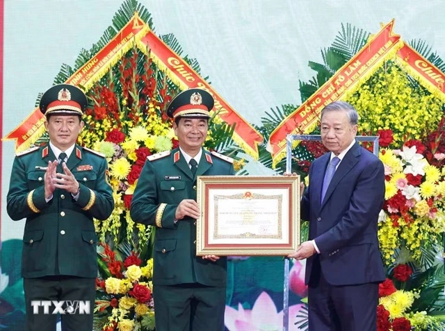 tong-bi-thu-chu-tich-nuoc-to-lam-cham-lo-xay-dung-luc-luong-vu-trang-quan-khu-1-vung-manh-toan-dien.jpg