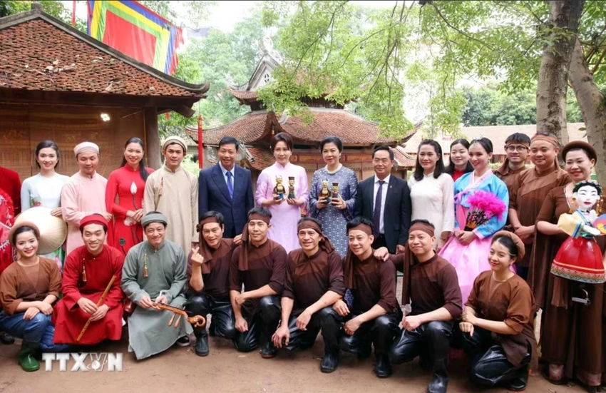 phu-nhan-tong-bi-thu-chu-tich-nuoc-va-phu-nhan-tong-thong-han-quoc-tham-quan-bao-tang-dan-toc-hoc-viet-nam-10.jpeg