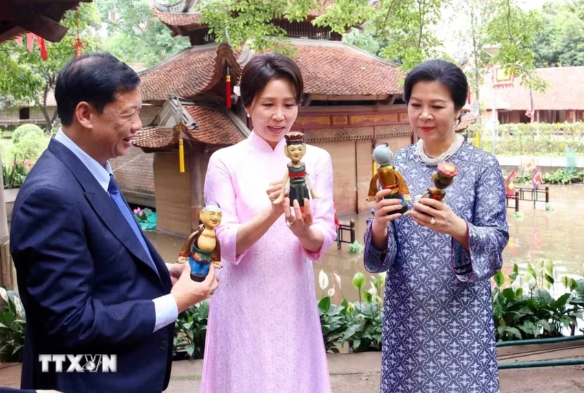 phu-nhan-tong-bi-thu-chu-tich-nuoc-va-phu-nhan-tong-thong-han-quoc-tham-quan-bao-tang-dan-toc-hoc-viet-nam-654.jpeg