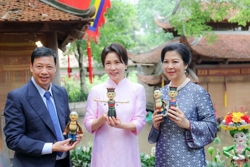 phu-nhan-tong-thong-han-quoc-mac-ao-dai-do-phu-nhan-tong-bi-thu-chu-tich-nuoc-to-lam-3.jpg