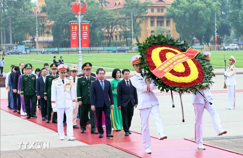 lanh-dao-dang-nha-nuoc-vao-lang-vieng-chu-tich-ho-chi-minh-3.jpeg