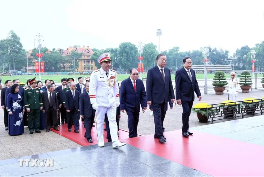 lanh-dao-dang-nha-nuoc-vao-lang-vieng-chu-tich-ho-chi-minh-7.jpeg