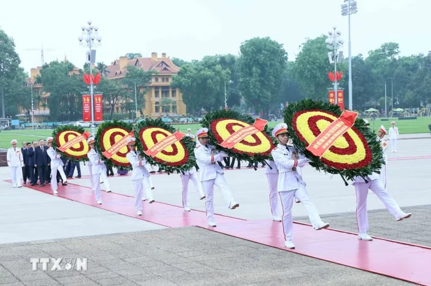 lanh-dao-dang-nha-nuoc-vao-lang-vieng-chu-tich-ho-chi-minh.jpeg